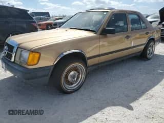 1986 Mercedes-Benz 300 E z VIN WDBEA30D5GA296062, wystawiony jako Copart lot #77434624 z przebiegiem 112 899 mil mil oraz Szkoda całkowita • Salvage title. Historia ofert i sprzedaży dostępna na DreamBid. Obrazek 1.