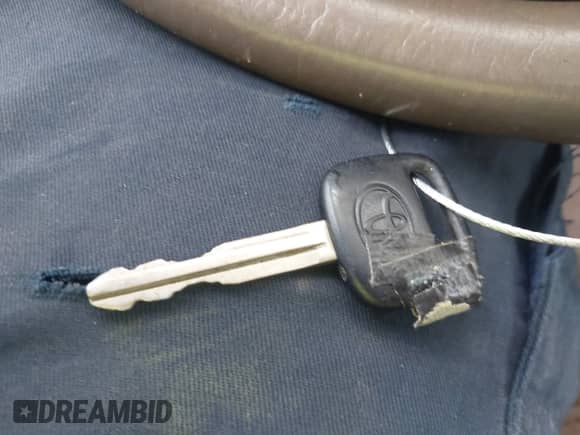 1995 Toyota Camry LE z VIN 4T1SK12E6SU532880, wystawiony jako IAAI lot #42992191 z przebiegiem 210 562 mil mil oraz . Historia ofert i sprzedaży dostępna na DreamBid. Obrazek 11.