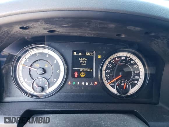 2018 Ram 1500 Tradesman z VIN 1C6RR6KG2JS285565, wystawiony jako Copart lot #42364585 z przebiegiem 72 693 mil mil oraz Szkoda całkowita • Salvage title. Historia ofert i sprzedaży dostępna na DreamBid. Obrazek 9.