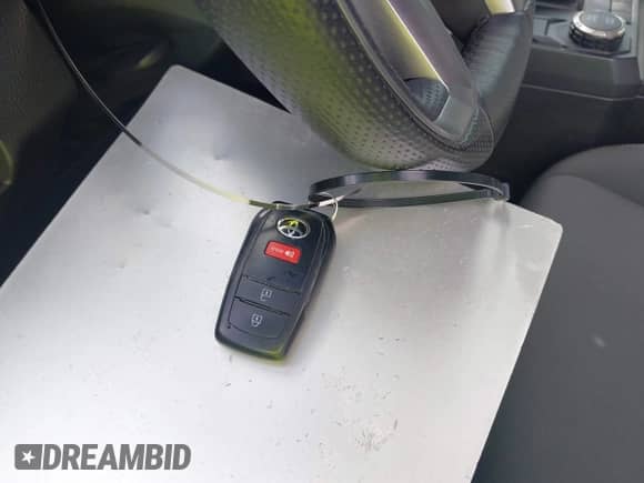 2024 Toyota Tacoma SR5 z VIN 3TYKB5FN6RT007410, wystawiony jako IAAI lot #43205199 z przebiegiem 26 768 mil mil oraz . Historia ofert i sprzedaży dostępna na DreamBid. Obrazek 11.