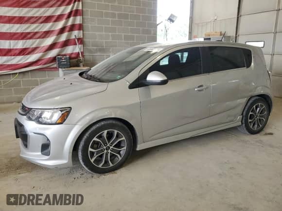 2020 Chevrolet Sonic LT z VIN 1G1JD6SB9L4132285, wystawiony jako Copart lot #60682595 z przebiegiem 73 042 mil mil oraz Szkoda całkowita • Salvage title. Historia ofert i sprzedaży dostępna na DreamBid. Obrazek 1.