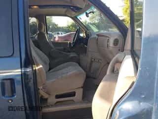 2001 Chevrolet Astro z VIN 1GNEL19WX1B142153, wystawiony jako IAAI lot #43303567 z przebiegiem 263 932 mil mil oraz . Historia ofert i sprzedaży dostępna na DreamBid. Obrazek 5.