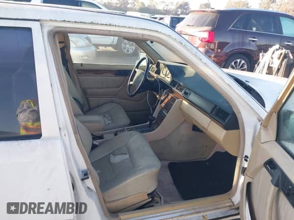 1990 Mercedes-Benz 300 E z VIN WDBEA30D4LB200863, wystawiony jako IAAI lot #43551698 z przebiegiem 235 205 mil mil oraz . Historia ofert i sprzedaży dostępna na DreamBid. Obrazek 5.