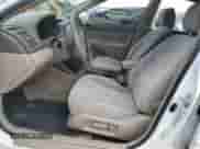 2003 Toyota Camry XLE z VIN 4T1BE32K43U154133, wystawiony jako Copart lot #69992915 z przebiegiem 203 982 mil mil oraz Szkoda całkowita • Salvage title. Historia ofert i sprzedaży dostępna na DreamBid. Obrazek 7.