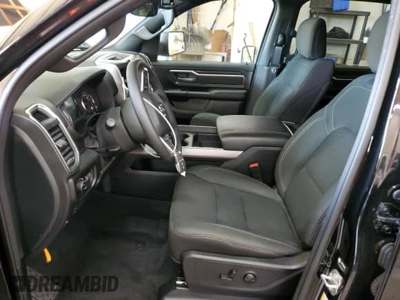 2025 Ram 1500 Big Horn z VIN 1C6RRFFG3SN658588, wystawiony jako Copart lot #70288265 z przebiegiem 4 452 mil mil oraz Szkoda całkowita • Salvage title. Historia ofert i sprzedaży dostępna na DreamBid. Obrazek 7.