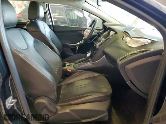 2014 Ford Focus Titanium z VIN 1FADP3N23EL192924, wystawiony jako Copart lot #85731195 z przebiegiem 145 225 mil mil oraz Szkoda całkowita • Salvage title. Historia ofert i sprzedaży dostępna na DreamBid. Obrazek 7.