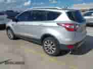2017 Ford Escape Titanium z VIN 1FMCU9J99HUA96018, wystawiony jako IAAI lot #43283014 z przebiegiem Nie podano mil oraz . Historia ofert i sprzedaży dostępna na DreamBid. Obrazek 3.