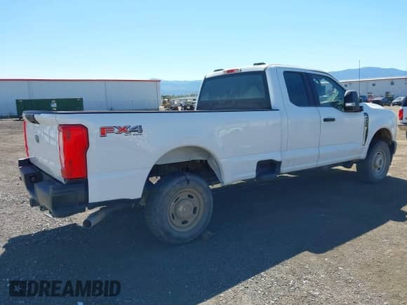 2023 Ford F-250 XL z VIN 1FT7X2BA4PEC32190, wystawiony jako IAAI lot #42391494 z przebiegiem Nie podano mil oraz . Historia ofert i sprzedaży dostępna na DreamBid. Obrazek 4.