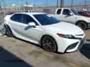 2023 Toyota Camry SE z VIN 4T1G11AK8PU742436, wystawiony jako IAAI lot #43184565 z przebiegiem 32 094 mil mil oraz . Historia ofert i sprzedaży dostępna na DreamBid. Obrazek 1.