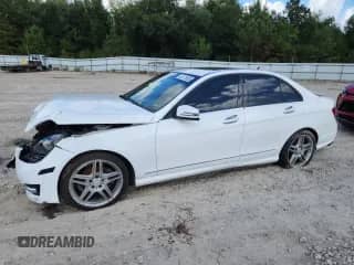 2013 Mercedes-Benz C 250 Sport с VIN WDDGF4HB4DR292480, выставлен на аукционе Copart как лот 82273655 с пробегом 175 637 миль миль и На запчасти • Non repairable. История ставок и продаж доступна на DreamBid. Изображение 1.