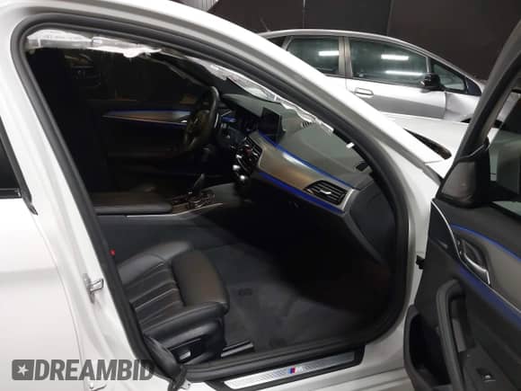 2019 BMW 5 Series 540i xDrive z VIN WBAJE7C55KWW19065, wystawiony jako IAAI lot #41835435 z przebiegiem 45 087 mil mil oraz . Historia ofert i sprzedaży dostępna na DreamBid. Obrazek 5.