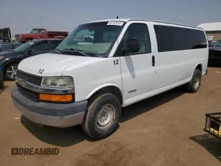 2004 Chevrolet Express Passenger z VIN 1GAHG39U541221463, wystawiony jako Copart lot #64142414 z przebiegiem 140 703 mil mil oraz Czysty tytuł • Clean title. Historia ofert i sprzedaży dostępna na DreamBid. Obrazek 1.