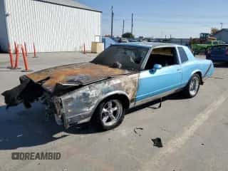 1985 Chevrolet Monte Carlo Sport z VIN 1G1GZ37Z2FR127808, wystawiony jako Copart lot #76112524 z przebiegiem Nie podano mil oraz Szkoda całkowita • Salvage title. Historia ofert i sprzedaży dostępna na DreamBid. Obrazek 1.
