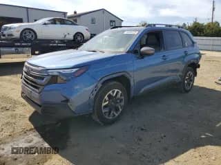 2025 Subaru Forester Premium z VIN JF2SLDBC7SH448448, wystawiony jako Copart lot #84930125 z przebiegiem 5 870 mil mil oraz Szkoda całkowita • Salvage title. Historia ofert i sprzedaży dostępna na DreamBid. Obrazek 1.