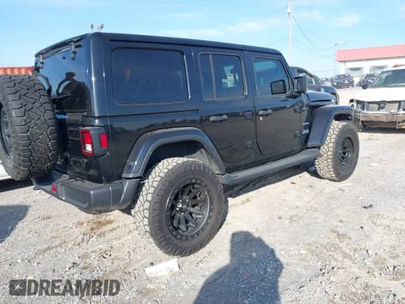 2021 Jeep Wrangler Unlimited Sahara z VIN 1C4HJXEG5MW595929, wystawiony jako IAAI lot #41379250 z przebiegiem 63 537 mil mil oraz . Historia ofert i sprzedaży dostępna na DreamBid. Obrazek 4.
