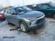 2024 Chevrolet TrailBlazer LS z VIN KL79MNSL3RB044945, wystawiony jako IAAI lot #41360182 z przebiegiem 17 426 mil mil oraz . Historia ofert i sprzedaży dostępna na DreamBid. Obrazek 1.