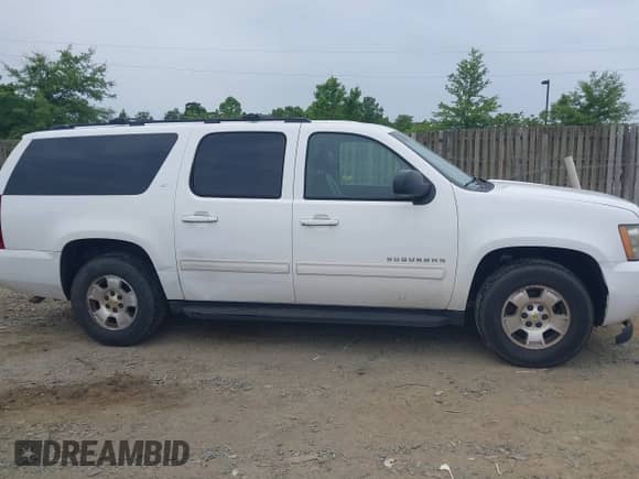 2010 Chevrolet Suburban LT z VIN 1GNUCJE01AR199247, wystawiony jako IAAI lot #42365497 z przebiegiem 289 944 mil mil oraz . Historia ofert i sprzedaży dostępna na DreamBid. Obrazek 13.