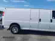 2013 Chevrolet Express Cargo z VIN 1GCWGGBA2D1151653, wystawiony jako IAAI lot #42807855 z przebiegiem 141 790 mil mil oraz . Historia ofert i sprzedaży dostępna na DreamBid. Obrazek 6.
