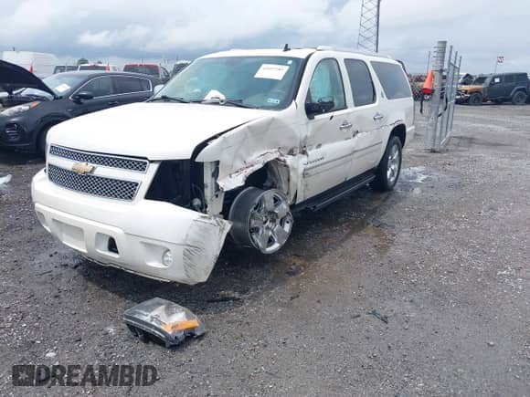 2010 Chevrolet Suburban LTZ z VIN 1GNUCKE07AR271316, wystawiony jako IAAI lot #42097289 z przebiegiem 109 626 mil mil oraz . Historia ofert i sprzedaży dostępna na DreamBid. Obrazek 2.