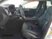 2024 Volvo S60 Plus Dark Theme z VIN 7JRL12TL9RG327448, wystawiony jako Copart lot #66227055 z przebiegiem Nie podano mil oraz Szkoda całkowita • Salvage title. Historia ofert i sprzedaży dostępna na DreamBid. Obrazek 7.