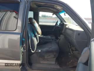 2001 Chevrolet Silverado 1500 LS z VIN 2GCEC19TX11296425, wystawiony jako IAAI lot #43311029 z przebiegiem 329 368 mil mil oraz . Historia ofert i sprzedaży dostępna na DreamBid. Obrazek 5.