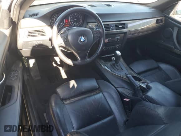 2007 BMW 3 Series 335i z VIN WBAWL73597PX48892, wystawiony jako Copart lot #85400065 z przebiegiem 132 730 mil mil oraz Szkoda całkowita • Salvage title. Historia ofert i sprzedaży dostępna na DreamBid. Obrazek 8.