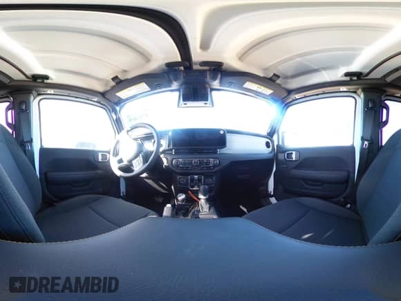 2025 Jeep Wrangler Sahara z VIN 1C4PJXENXSW574145, wystawiony jako IAAI lot #42856889 z przebiegiem 5 962 mil mil oraz . Historia ofert i sprzedaży dostępna na DreamBid. Obrazek 19.