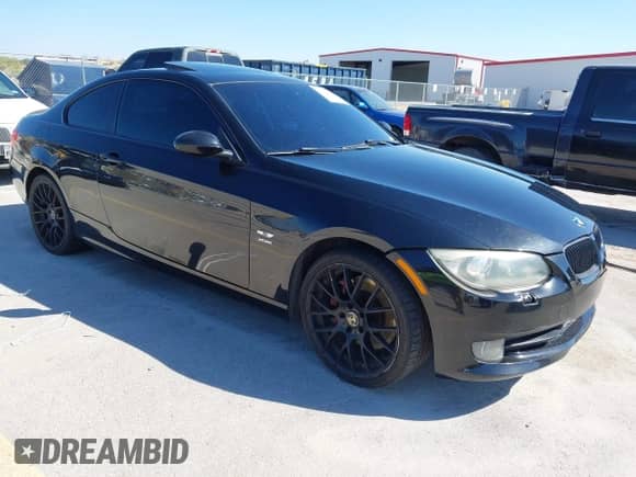 2011 BMW 3 Series 335i xDrive z VIN WBAKF9C57BE262345, wystawiony jako IAAI lot #43428669 z przebiegiem 127 610 mil mil oraz . Historia ofert i sprzedaży dostępna na DreamBid. Obrazek 1.