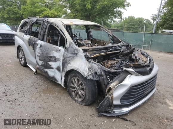 2021 Toyota Sienna LE with VIN 5TDKRKEC4MS068009, listed as a Copart auction lot 69782045 with Not provided miles and Salvage title. Bid and sale history available at DreamBid. Image 4.