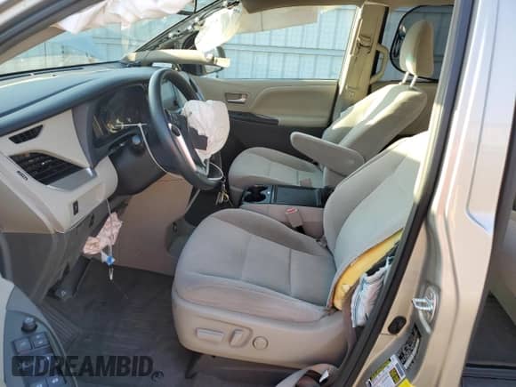 2017 Toyota Sienna LE z VIN 5TDJZ3DC8HS173774, wystawiony jako Copart lot #84217255 z przebiegiem 103 952 mil mil oraz Szkoda całkowita • Salvage title. Historia ofert i sprzedaży dostępna na DreamBid. Obrazek 7.