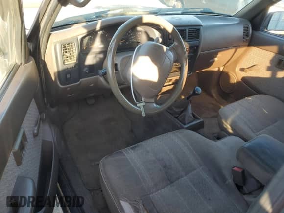 1997 Toyota Tacoma z VIN 4TAWM72N4VZ324227, wystawiony jako Copart lot #50633325 z przebiegiem 296 625 mil mil oraz Czysty tytuł • Clean title. Historia ofert i sprzedaży dostępna na DreamBid. Obrazek 8.