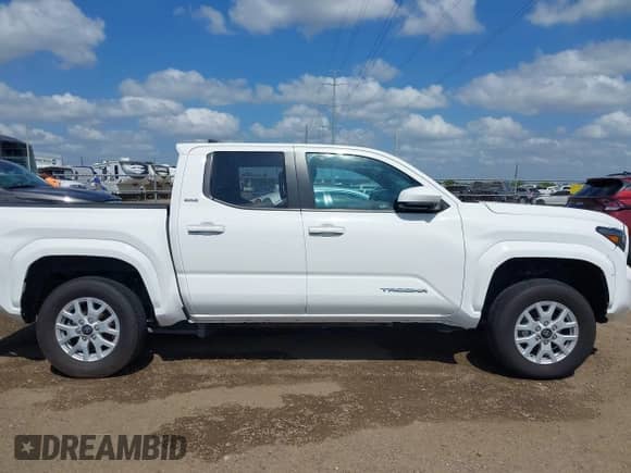 2024 Toyota Tacoma SR5 z VIN 3TYKB5FN8RT006646, wystawiony jako IAAI lot #42552787 z przebiegiem 23 870 mil mil oraz . Historia ofert i sprzedaży dostępna na DreamBid. Obrazek 14.