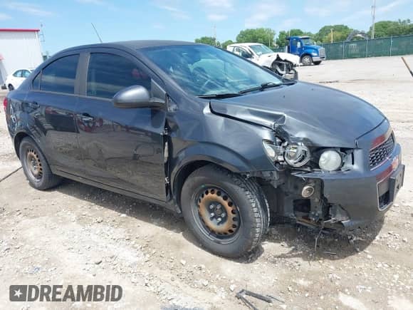 2016 Chevrolet Sonic LS z VIN 1G1JA5SH1G4132679, wystawiony jako IAAI lot #42321088 z przebiegiem 140 837 mil mil oraz . Historia ofert i sprzedaży dostępna na DreamBid. Obrazek 1.