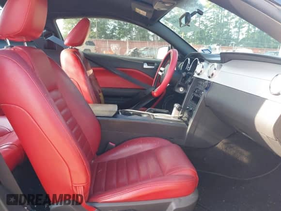 2005 Ford Mustang GT Deluxe z VIN 1ZVFT82H855255747, wystawiony jako IAAI lot #42706848 z przebiegiem Nie podano mil oraz . Historia ofert i sprzedaży dostępna na DreamBid. Obrazek 5.