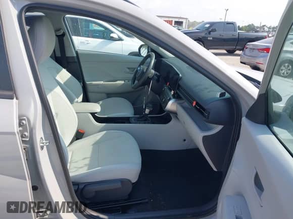 2024 Hyundai Kona SEL с VIN KM8HBCAB1RU096124, выставлен на аукционе IAAI как лот 42904719 с пробегом 26 550 миль миль и . История ставок и продаж доступна на DreamBid. Изображение 5.