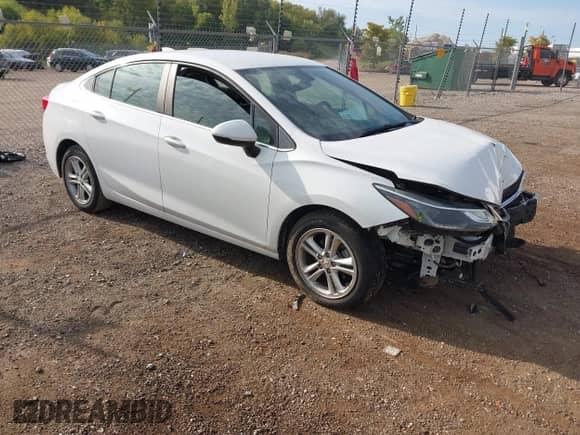 2018 Chevrolet Cruze LT z VIN 1G1BH5SE7J7151233, wystawiony jako IAAI lot #43190642 z przebiegiem 95 275 mil mil oraz . Historia ofert i sprzedaży dostępna na DreamBid. Obrazek 1.