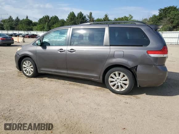 2012 Toyota Sienna XLE z VIN 5TDDK3DC5CS040805, wystawiony jako Copart lot #70867615 z przebiegiem 121 635 mil mil oraz Szkoda całkowita • Salvage title. Historia ofert i sprzedaży dostępna na DreamBid. Obrazek 2.
