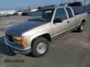 1998 GMC Sierra 1500 z VIN 1GTEC19M7WR513663, wystawiony jako Copart lot #86165904 z przebiegiem 147 608 mil mil oraz Czysty tytuł • Clean title. Historia ofert i sprzedaży dostępna na DreamBid. Obrazek 1.