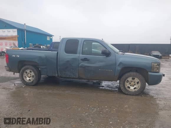 2011 Chevrolet Silverado 1500 LT z VIN 1GCRKSE32BZ174778, wystawiony jako IAAI lot #43409106 z przebiegiem 169 793 mil mil oraz . Historia ofert i sprzedaży dostępna na DreamBid. Obrazek 13.