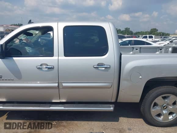 2011 Chevrolet Silverado 1500 LT с VIN 3GCPCSE01BG125517, выставлен на аукционе IAAI как лот 43245098 с пробегом 314 152 миль миль и . История ставок и продаж доступна на DreamBid. Изображение 14.