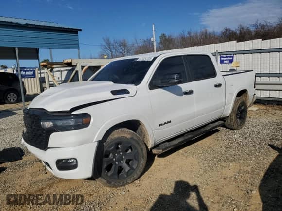 2025 Ram 1500 Big Horn z VIN 1C6RREFG4SN586522, wystawiony jako Copart lot #47024205 z przebiegiem 10 108 mil mil oraz Szkoda całkowita • Salvage title. Historia ofert i sprzedaży dostępna na DreamBid. Obrazek 1.