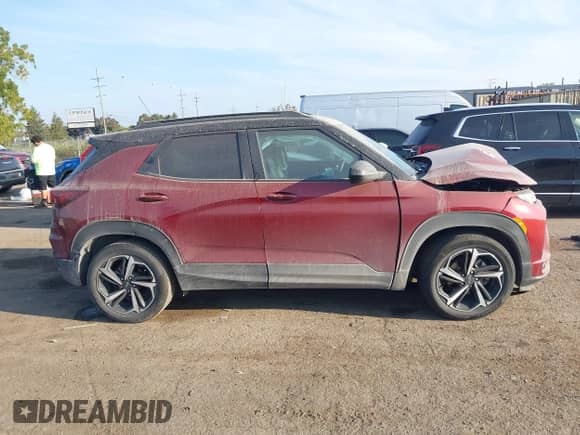 2022 Chevrolet TrailBlazer RS z VIN KL79MTSL5NB083616, wystawiony jako IAAI lot #43255904 z przebiegiem 29 385 mil mil oraz . Historia ofert i sprzedaży dostępna na DreamBid. Obrazek 13.