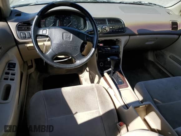 1995 Honda Accord LX z VIN 1HGCD5638SA090464, wystawiony jako Copart lot #48593965 z przebiegiem 142 003 mil mil oraz Czysty tytuł • Clean title. Historia ofert i sprzedaży dostępna na DreamBid. Obrazek 8.