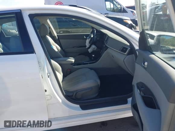 2016 Kia Optima EX z VIN 5XXGU4L33GG075008, wystawiony jako IAAI lot #43332482 z przebiegiem 96 052 mil mil oraz . Historia ofert i sprzedaży dostępna na DreamBid. Obrazek 5.