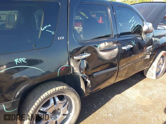2008 Chevrolet Tahoe LTZ z VIN 1GNFK13018R259715, wystawiony jako IAAI lot #42642469 z przebiegiem 208 452 mil mil oraz . Historia ofert i sprzedaży dostępna na DreamBid. Obrazek 6.