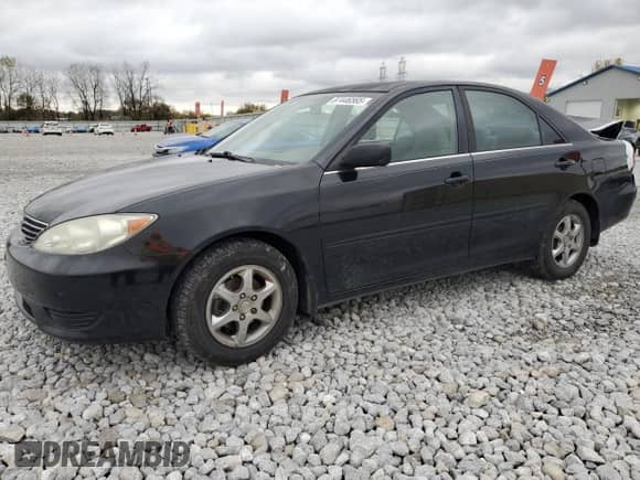 2005 Toyota Camry LE z VIN 4T1BE30K55U010807, wystawiony jako Copart lot #87446565 z przebiegiem 166 571 mil mil oraz Czysty tytuł • Clean title. Historia ofert i sprzedaży dostępna na DreamBid. Obrazek 1.