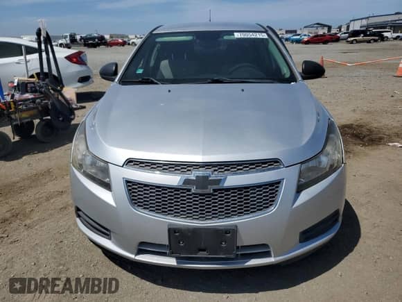 2014 Chevrolet Cruze LS z VIN 1G1PA5SH4E7187665, wystawiony jako Copart lot #70054215 z przebiegiem 91 716 mil mil oraz Szkoda całkowita • Salvage title. Historia ofert i sprzedaży dostępna na DreamBid. Obrazek 5.