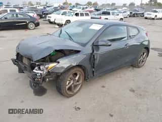 2019 Hyundai Veloster 2.0 z VIN KMHTG6AF3KU019955, wystawiony jako IAAI lot #43210545 z przebiegiem 85 633 mil mil oraz . Historia ofert i sprzedaży dostępna na DreamBid. Obrazek 2.