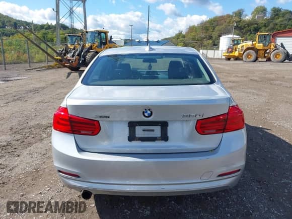 2016 BMW 3 Series 320i xDrive z VIN WBA8E5G58GNT41658, wystawiony jako IAAI lot #43407978 z przebiegiem 117 880 mil mil oraz . Historia ofert i sprzedaży dostępna na DreamBid. Obrazek 16.