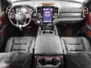 2020 Ram 1500 Rebel z VIN 1C6SRFLT7LN137992, wystawiony jako Copart lot #86550465 z przebiegiem 45 615 mil mil oraz Czysty tytuł • Clean title. Historia ofert i sprzedaży dostępna na DreamBid. Obrazek 8.